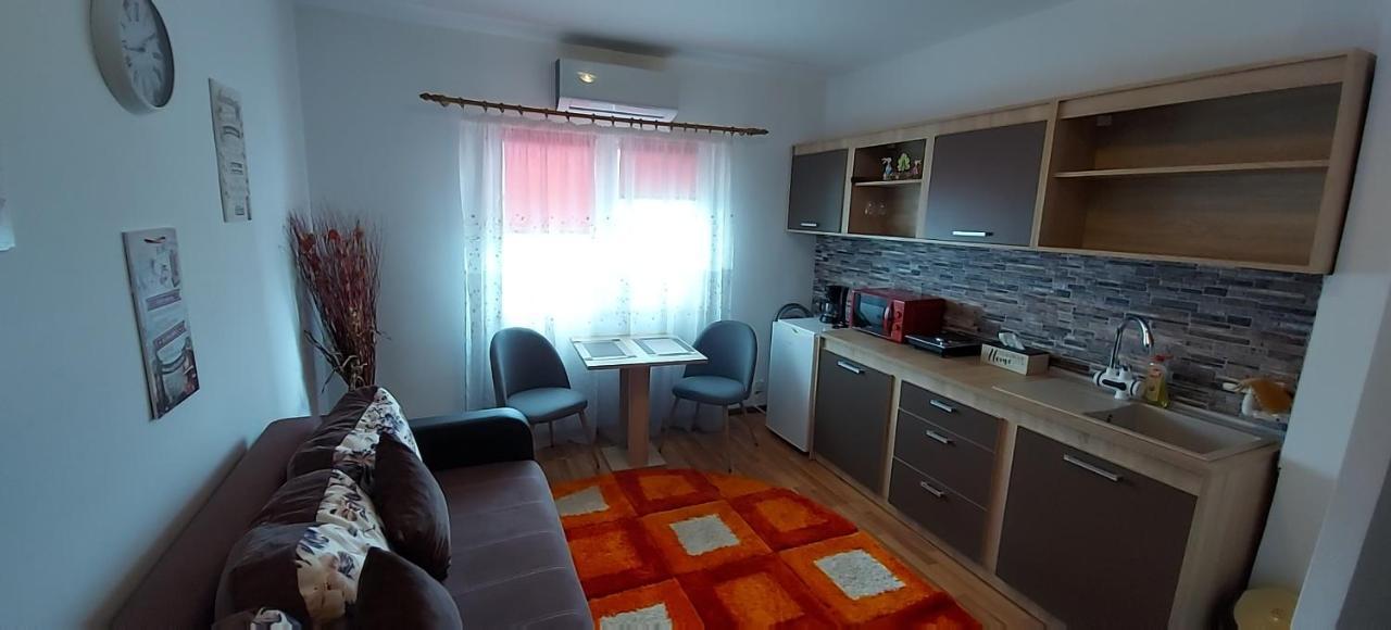 The View Apartment Оршова Экстерьер фото